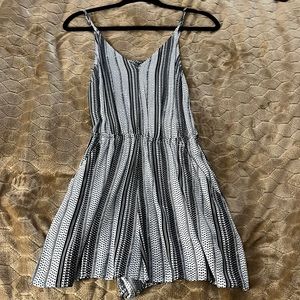 Size 4 (US) black and white patterned romper from H&M (Divided)